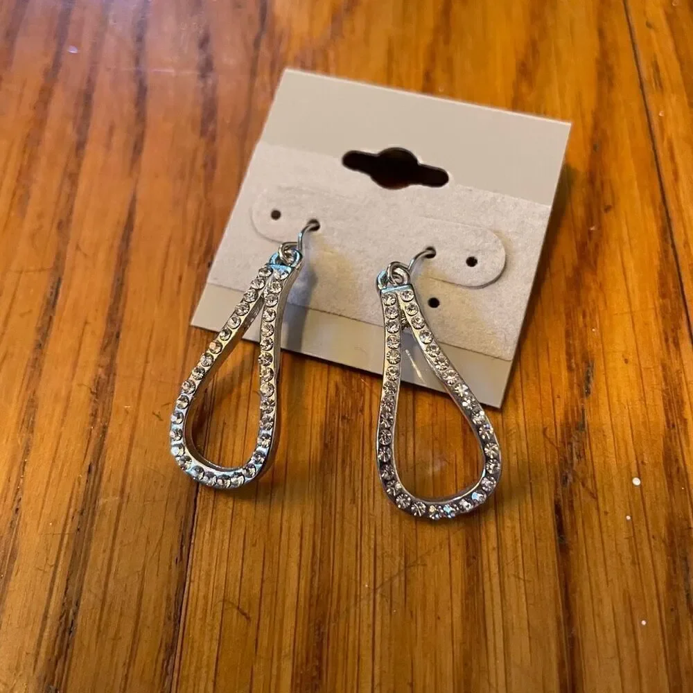 PRETTY SILVER TEARDROP EARRINGS